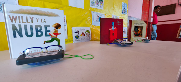 Entregan lentes a niños de educación básica
