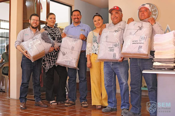 Entregan dotación de uniformes a empleados municipales.