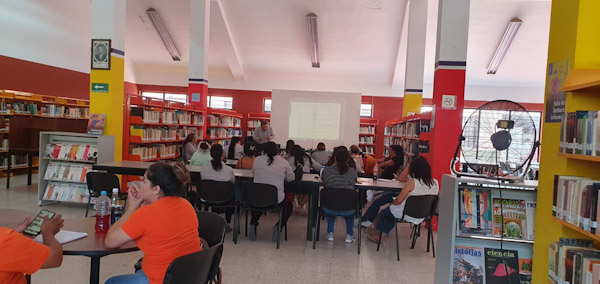 Capacitan a personal sonre taller “Mis Vacaciones en la Biblioteca 2023”