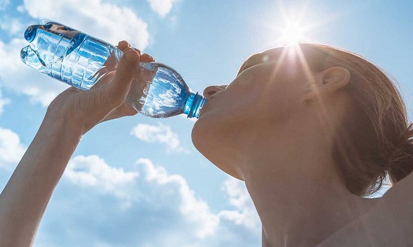 Llaman a consumir agua de calidad y mantenerse hidratado