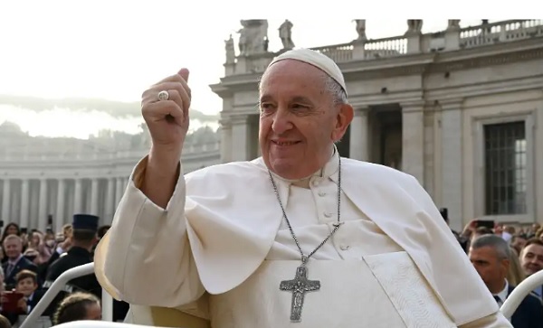 Fisioterapia respiratoria, lectura y oración así reposa el Papa Francisco.