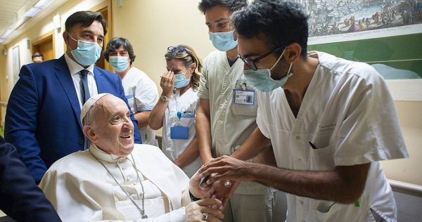 Papa Francisco se recupera satisfactoriamente en el hospital