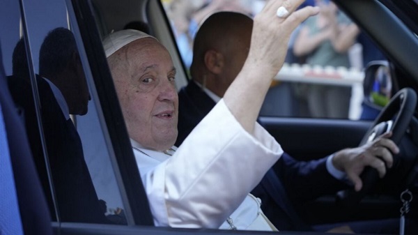 Papa Francisco sale del hospital con salud renovada.