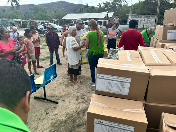 Entregan ayuda a familias afectadas por huracán Beatriz.