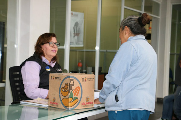 Entrega DIF La Piedad despensas a menores