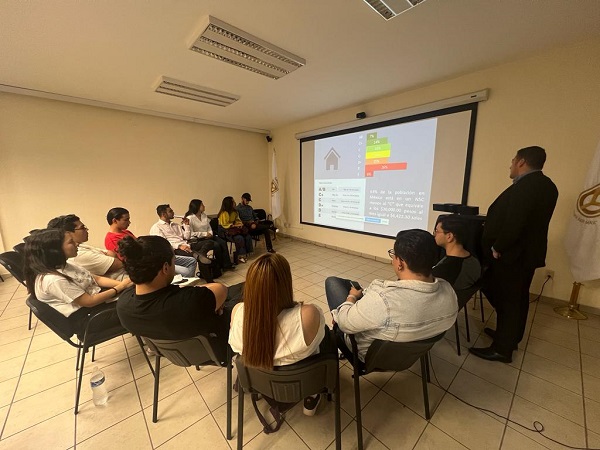 Estudiantes de UNIVA La Piedad reciben clase espejo con profesor de Perú