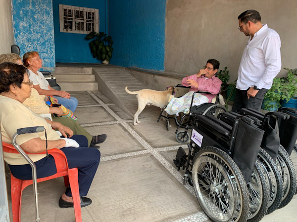 Entrgan sillas de ruedas a personas con discapacidad