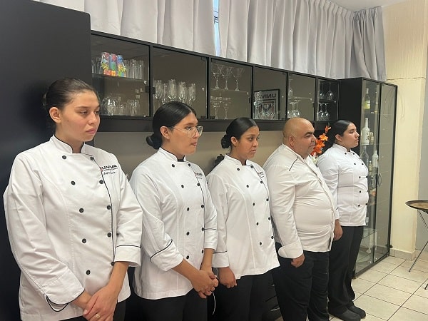 Alumnos de UNIVA aprenden sobre protocolo en la mesa.