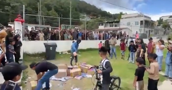 Queman 100 libros de nuevo ciclo escolar en Chiapas