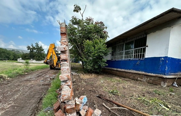  Alcalde de Pénjamo visita escuela afectada por lluvias.