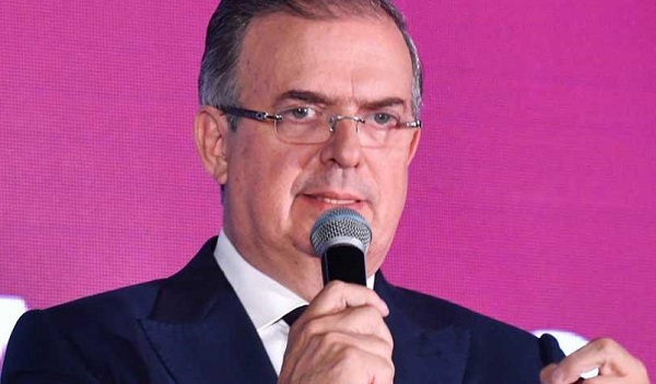 Marcelo Ebrard se baja de contienda de MORENA