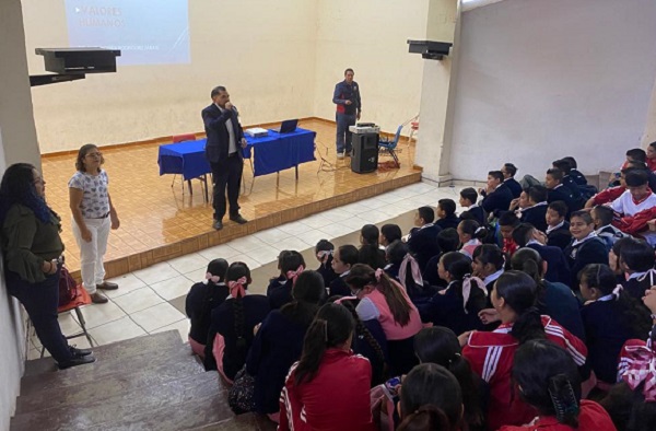 Imparten conferencia sobre valores humanos a alumnos de secundaria