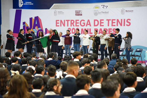 Entregan más de 6 mil tenis a estudiantes del Bajío