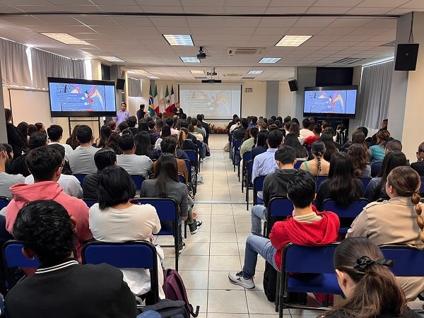 Ofrecen conferencia sobre mercados del Medio Oriente en UNIVA La Piedad