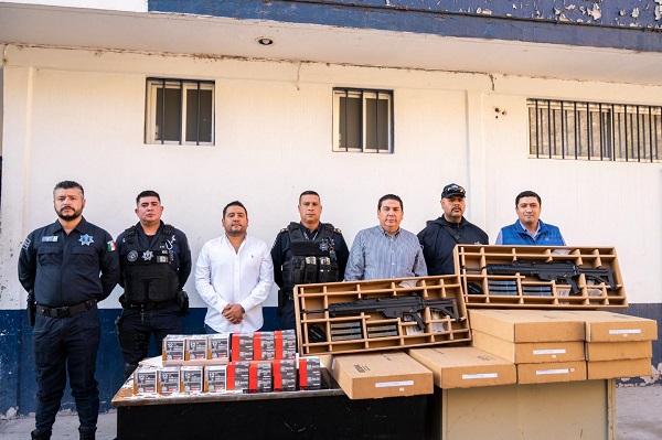 Entregan municiones y armas a elementos de Seguridad Pública.
