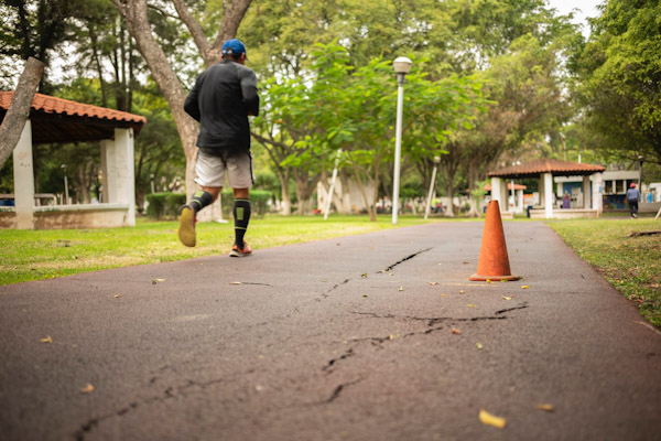 Rehabilitan posta de tartán en parque Morelos