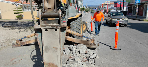 Cierra SAPAS Parcialmente calle Via Láctea por obra hídrica