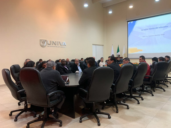 Recibe personalnde UNIVA conferencias y capacitación