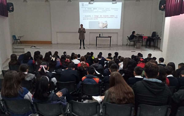 Alertan a estudiantes sobre daños por tabaco y vapeadores