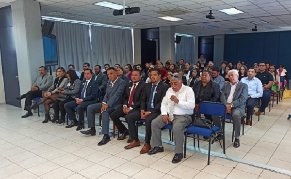 Abogados visitan UNIVA para capacitarse en materia civil y familiar