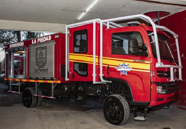 Entregan nuevo camión de bomberos en La Piedad