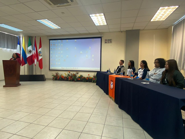 Recibe UNIVA a maestros en foro “experiencias globales”