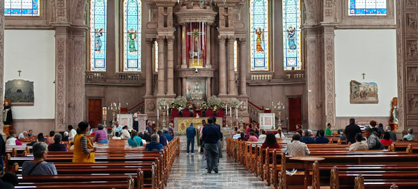 Cientos de feligreses acuden a templos por ceniza