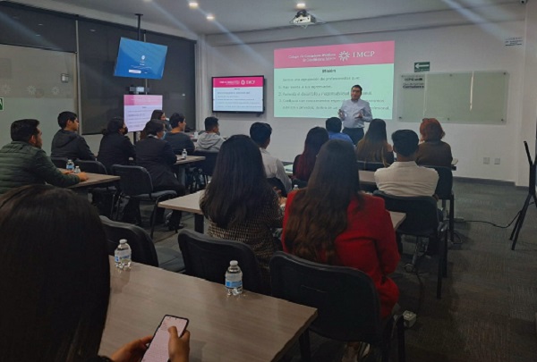 Alumnos de UNIVA visitan colegio de Contadores