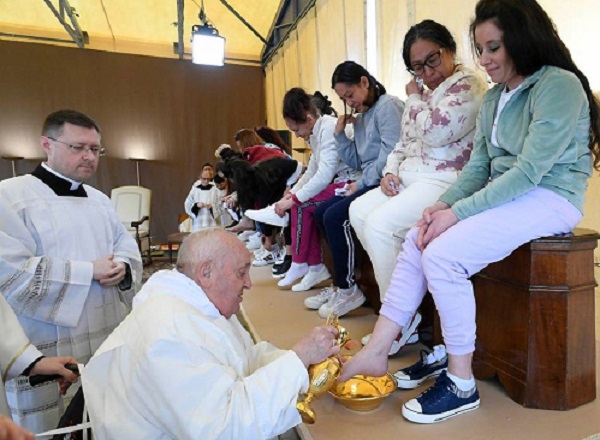 Papa Francisco lava los pies a 12 reclusas