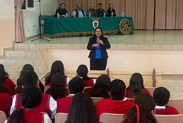 Imparte directora de UNIVA conferencias a alumnos de preparatoria de la región.