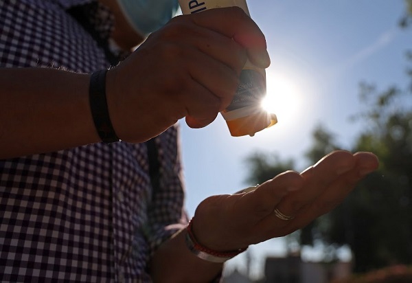 Usar bloqueador solar ayuda a prevenir quemaduras por el sol
