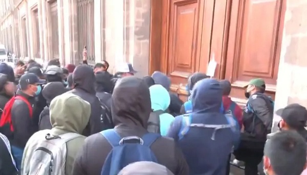Normalistas derriban una puerta de Palacio Nacional