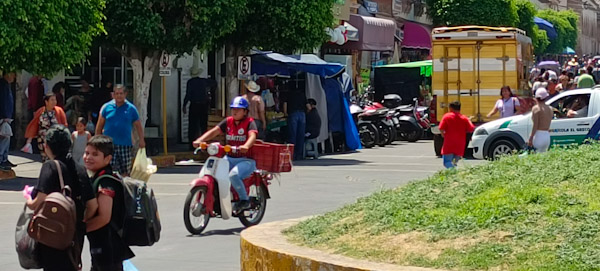 Prohíben a menores de 12 años viajar en moto