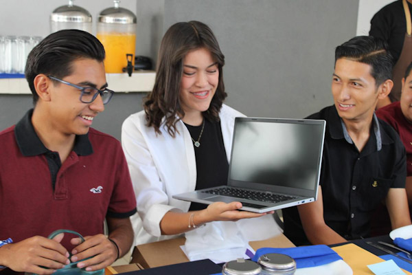Entregan laptops a jóvenes universitarios del distrito