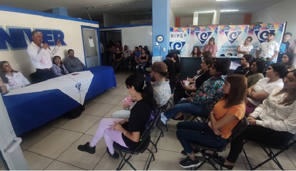 Ing Soto, visita a jóvenes universitarios