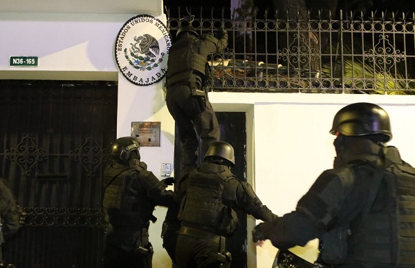 Irrumpe gobierno de ecuador en embajada mexicana