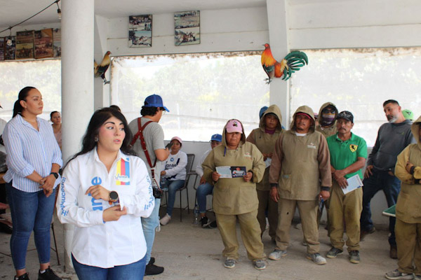 Jornaleros de esta región caminan con Vanhe Caratachea.