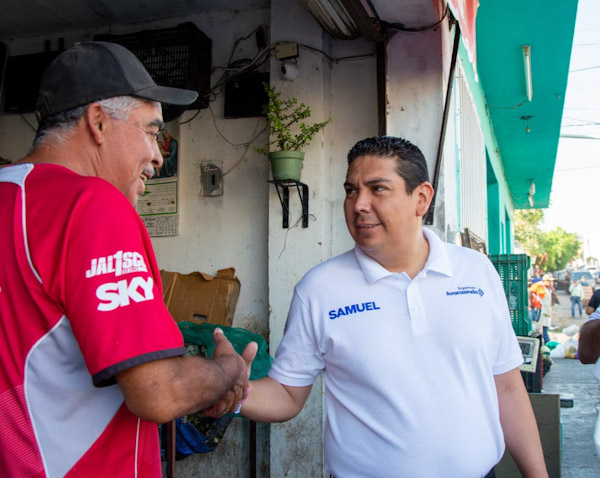 Visita Samuel Hidalgo a comerciantes del mercado de abastos