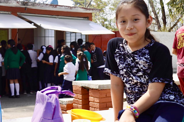 Piden a escuelas ser flexibles con uniformes por ola de calor