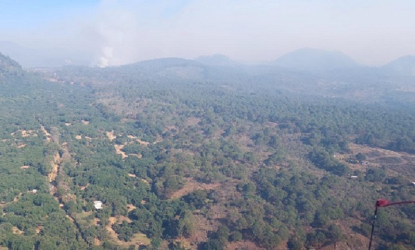 Helicóptero realizará en breve descargas de agua en incendio forestal de Uruapan