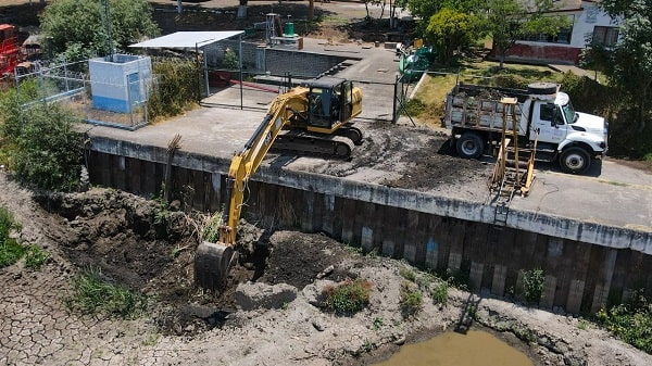 Maquinaria pesada retira azolve en el lago de Pátzcuaro