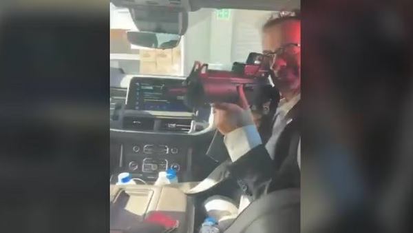 Embajador de Reino unido en México apunta con rifle a empleado, ya fue despedido
