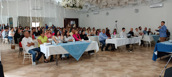 Funcionarios públicos participan en foro regional de entrega-recepción