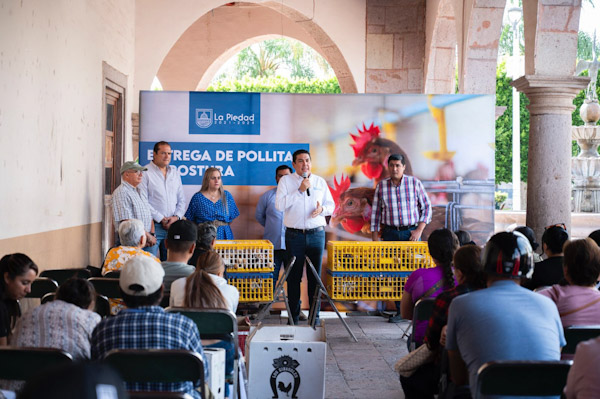 Entrega autoridad paquetes de aves de traspatio