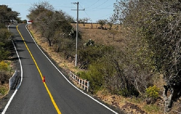 Rehabilitan camino Santa Bárbara-Zináparo para beneficio de 2 mil habitantes