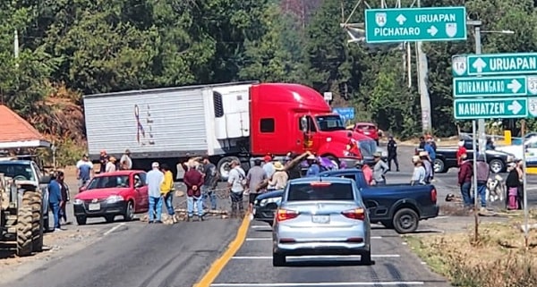 Comuneros bloquean carreteras en diversos municipios de Michoacán