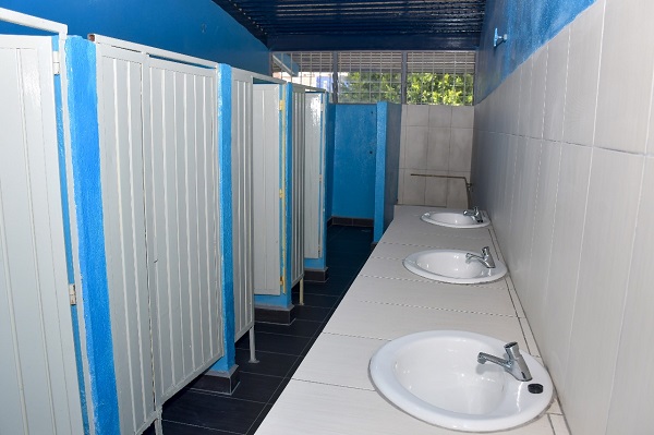Rehabilitan baños en Primaria Federal “Vasco de Quiroga”