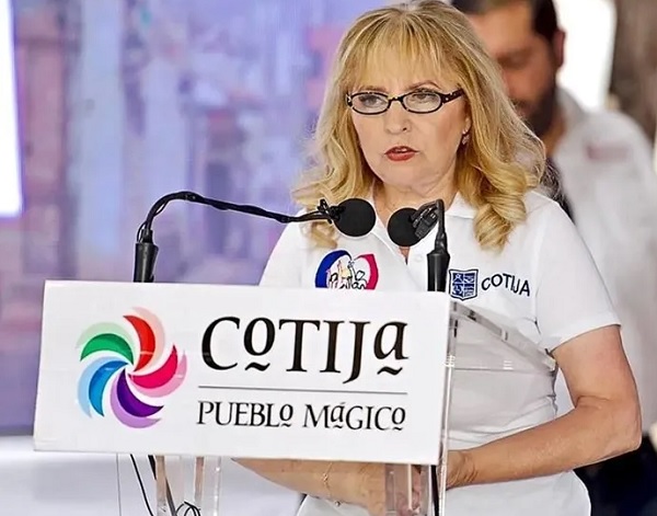 Preparan homenaje para alcaldesa de Cotija y su escolta