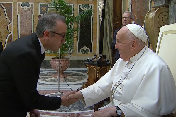 Comediantes se reúnen por primera vez con el Papa