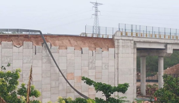 Cayó el recubrimiento de un puente que cruza sobre tren Maya
